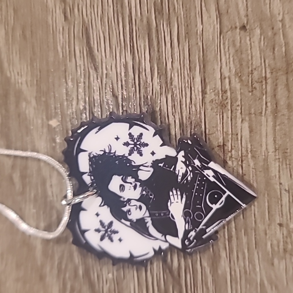 ❤️10/$10 New Edward scissorhands necklace